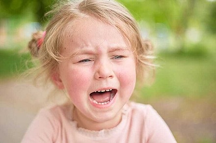 Ein Kind ist wütend und schreit