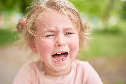 Ein Kind ist wütend und schreit