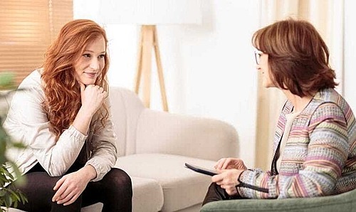 Zwei Frauen in Beratungsgespräch