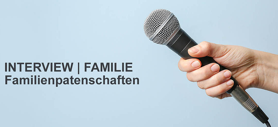 Symbolbild Interview Eine Hand hält ein Mikrofon. Auf dem Hintergrund steht folgender Text: Interview Familie, Familienpatenschaften