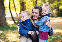 Mutter mit zwei Kindern im Park