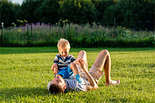 Vater und Sohn spielen auf dem Rasen