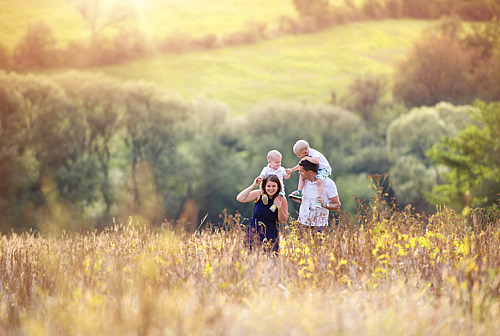 Vater und Mutter mit ihren Kindern in der Natur 