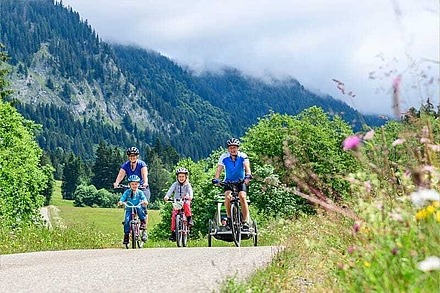 Eine Familie macht eine Radtour durchs Allgäu