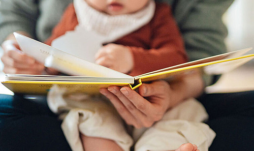 Vorlesen macht Eltern und Babys Freude.
