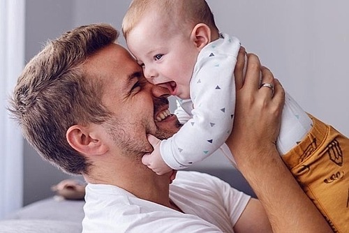 Ein Vater spielt mit seinem Baby
