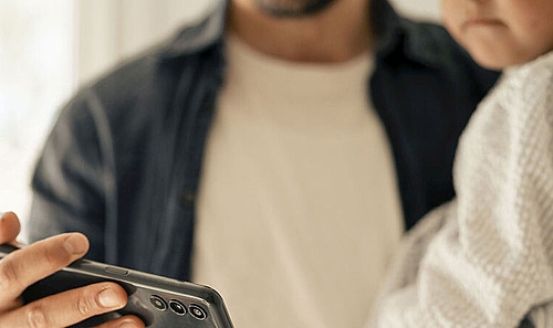 Kein Problem: Gemeinsam mit den Großeltern per video sprechen oder digitale Familienfotos ansehen.