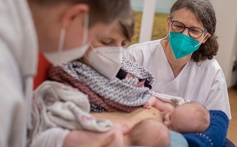 Stillen kann man erlernen, zum Beispiel in einer Stillberatung. Still-Expertin Olivia Engel zusammen mit Eltern in der Still- und Familienberatung „Stillraum“ im Hamburger Marienkrankenhaus.