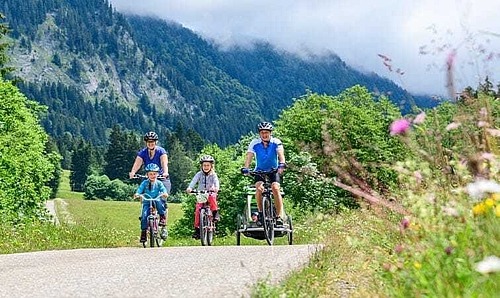 Eine Familie macht eine Radtour durchs Allgäu