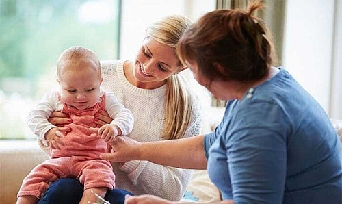 Familienhebammen helfen Mutter und Kind