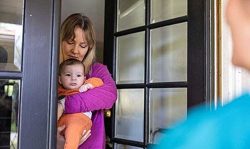 Willkommensbesuche sind ein Angebot für Familien mit Neugeborenen.