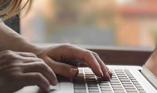 Öffnet einen internen Link auf die Seite Übersicht: Telefon- und Online-Beratungen für Eltern im aktuellen Fenster