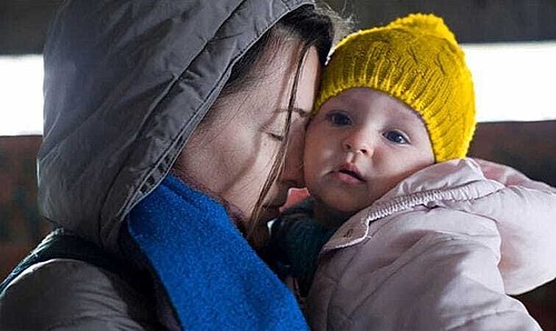 Frau mit Kleinkind auf dem Arm