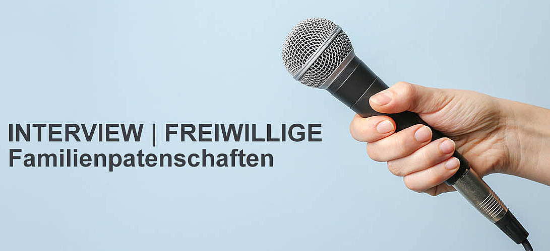 Symbolbild Interview Eine Hand hält ein Mikrofon. Auf dem Hintergrund steht folgender Text: Interview Freiwillige, Familienpatenschaften