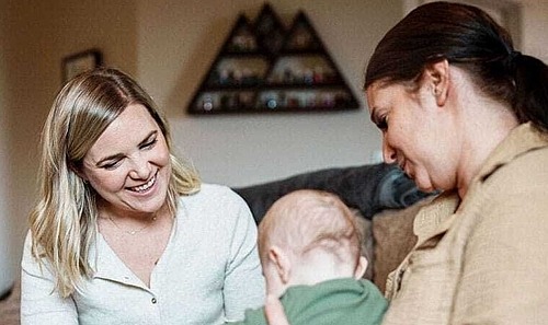 Familienhebammen helfen Mutter und Kind
