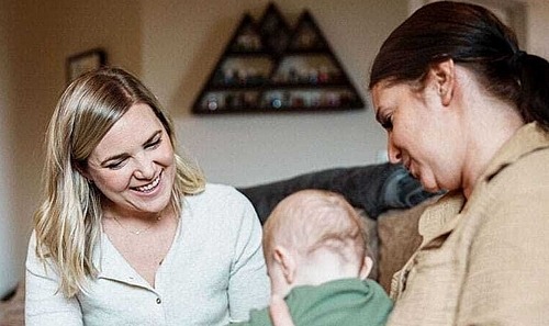 Familienhebammen helfen Mutter und Kind