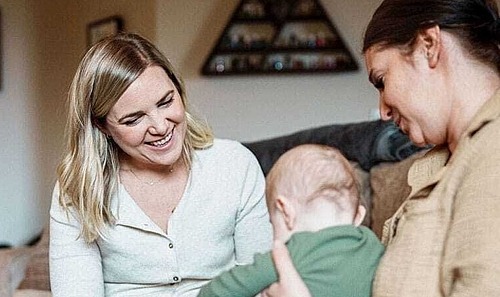 Familienhebammen helfen Mutter und Kind