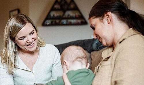 Familienhebammen helfen Mutter und Kind