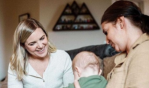 Familienhebammen helfen Mutter und Kind