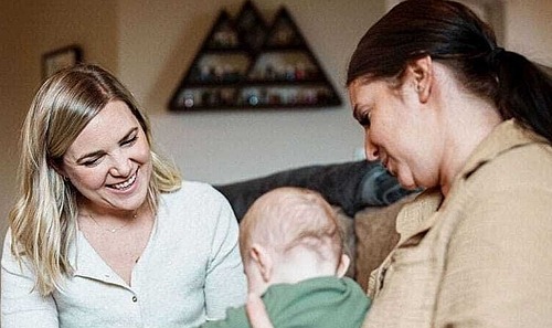 Familienhebammen helfen Mutter und Kind