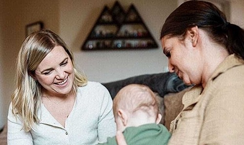 Familienhebammen helfen Mutter und Kind