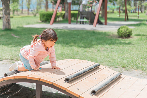 Ein Kind spielt auf einem Spielplatz 