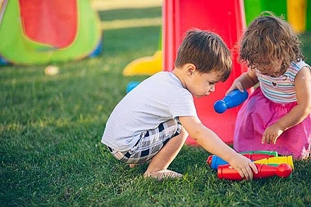 Zwei Kinder spielen im Freien