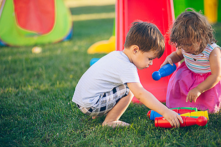 Zwei Kinder spielen im Freien