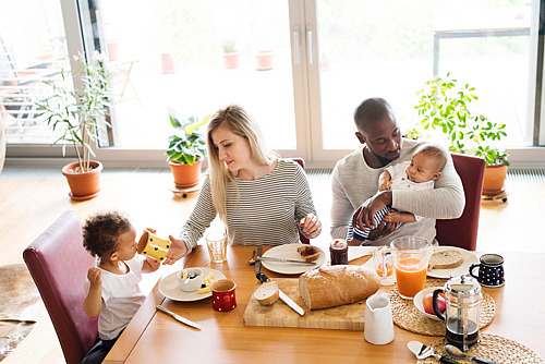 Junge Familie frühstückt gemeinsam
