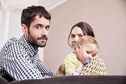 Eltern mit einem kranken Kleinkind