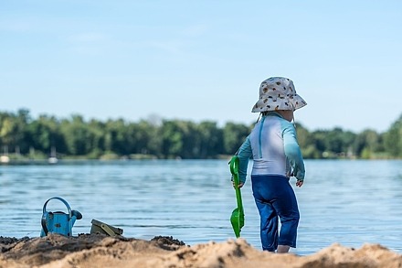 Schützen Sie Ihr Kind vor der Sonne Kind mit Sonnenhut
