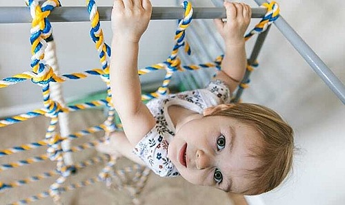 Kleinkind in Bewegung 