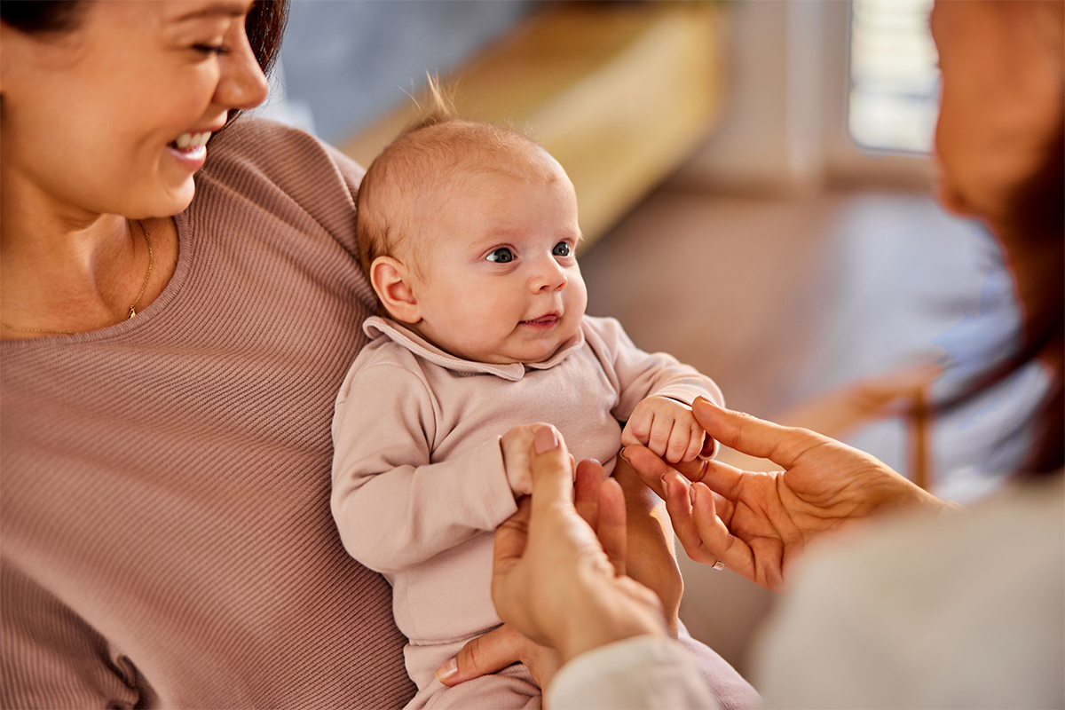 Offene Sprechstunden bieten schnelle Hilfe bei Fragen und Unsicherheiten. Mutter hält Kind auf dem Arm