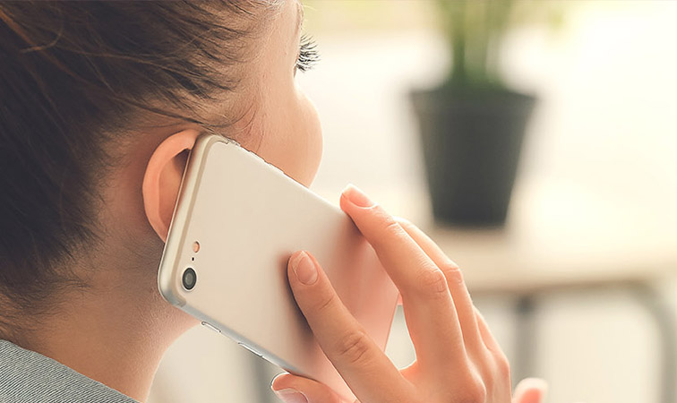 Frau telefoniert mit Handy