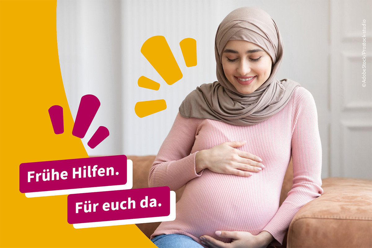 schwangere Frau streicht über ihren Bauch. Text: Frühe Hilfen. Für euch da.