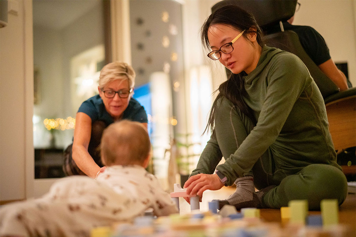 Familien-Gesundheits- und Kinderkrankenpflegende kommen zu den Familien nach Hause.