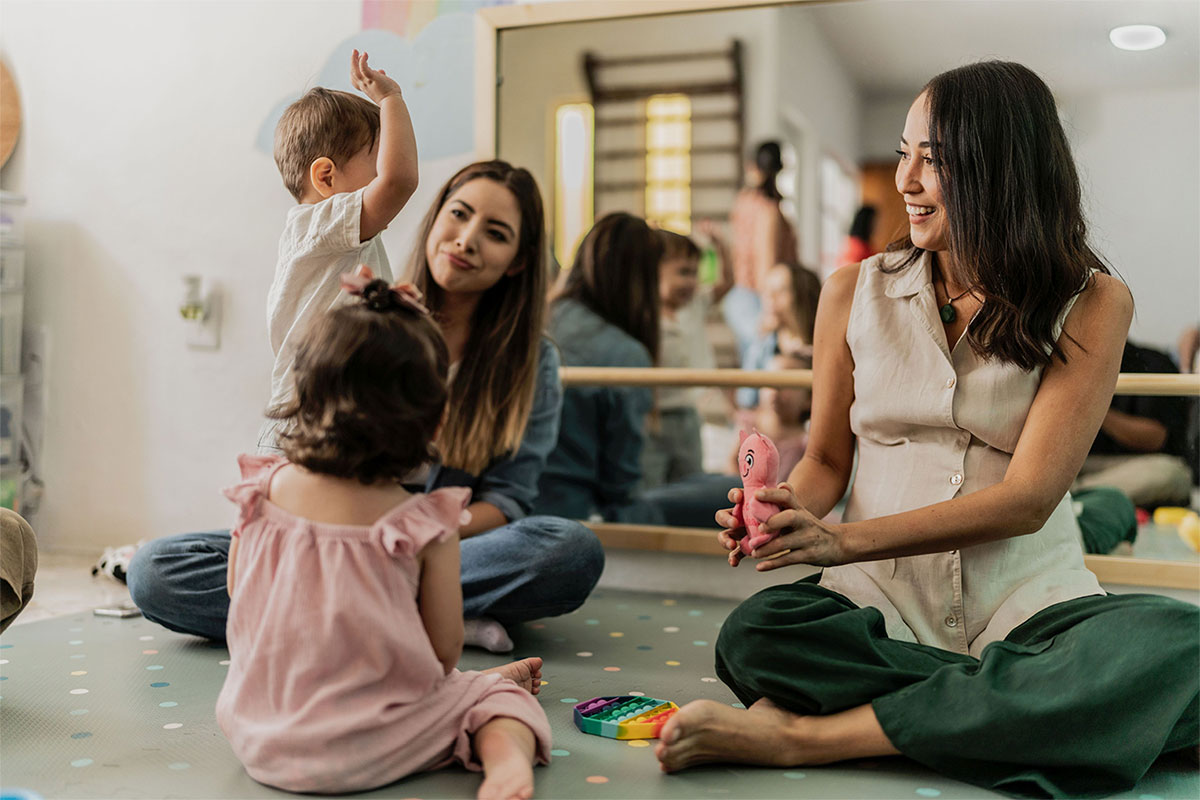Kleinkinder spielen im Beisein ihrer Eltern in einer Spielgruppe