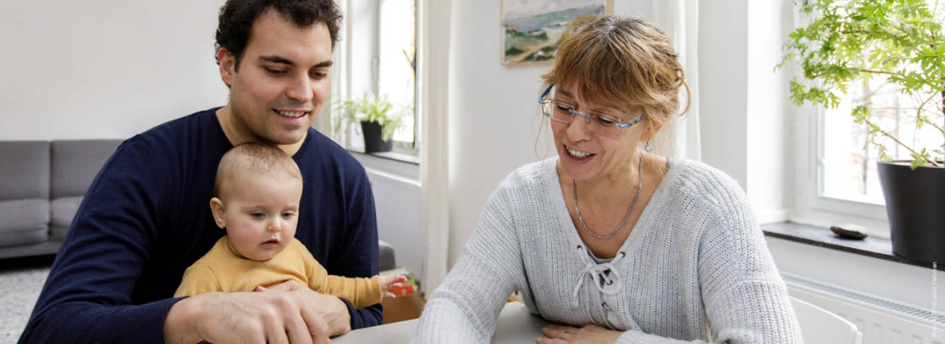Vater mit Familienkinderkrankenschwester Familien-Gesundheits- und Kinderkrankenpflegerin