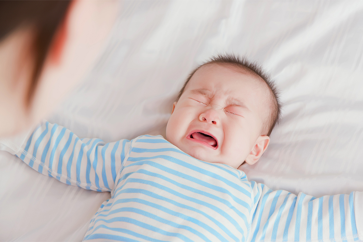 Eine Schreiambulanz kann helfen. Mutter mit schreiendem Baby