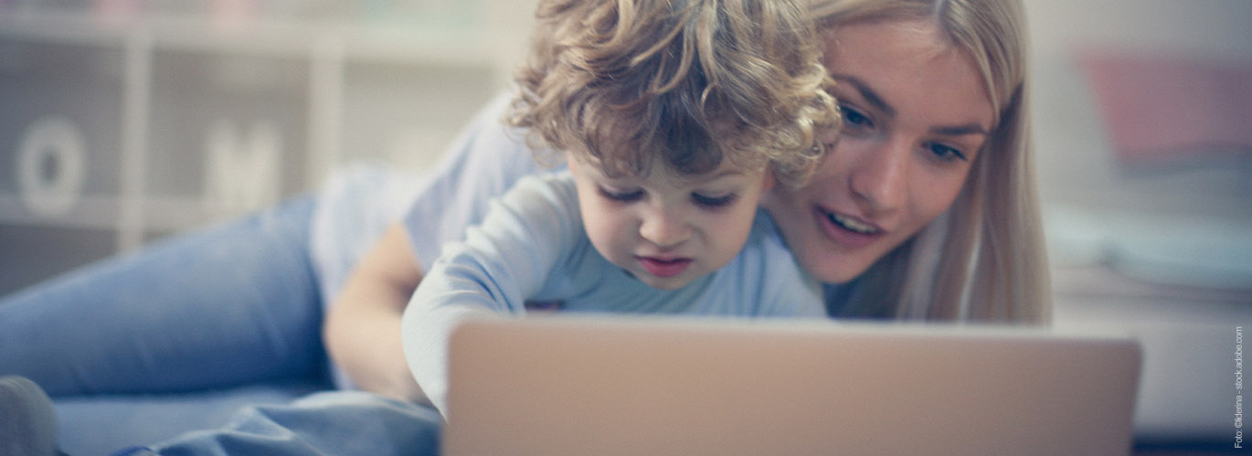 Mutter und Kind vor einem digitalen Bildschirm
