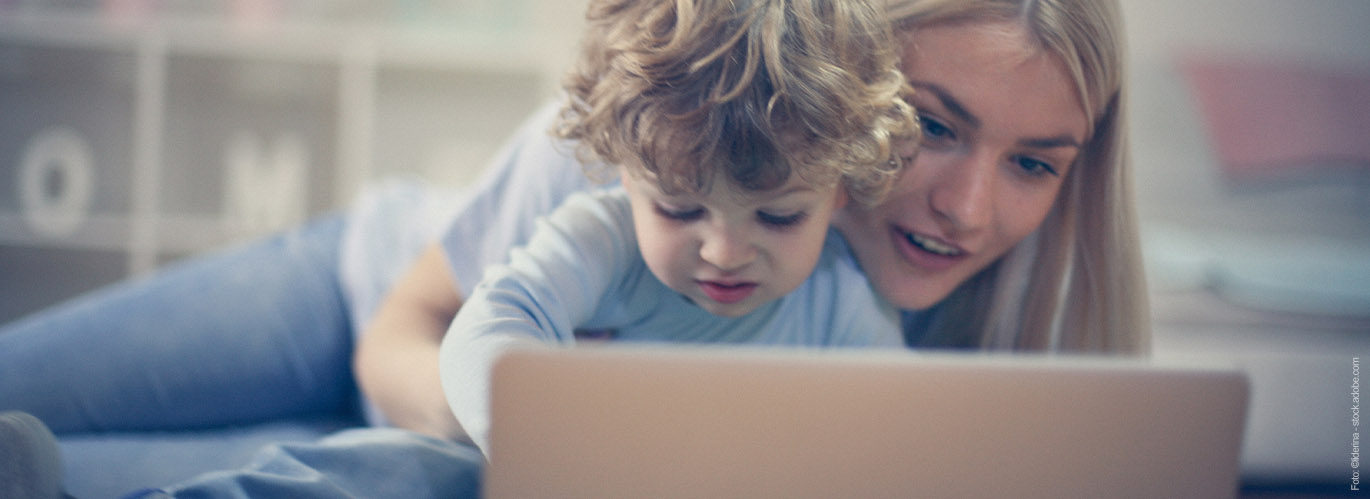 Kein Problem: Gemeinsam mit den Großeltern per Video sprechen oder digitale Familienfotos ansehen Mutter und Kind vor einem digitalen Bildschirm