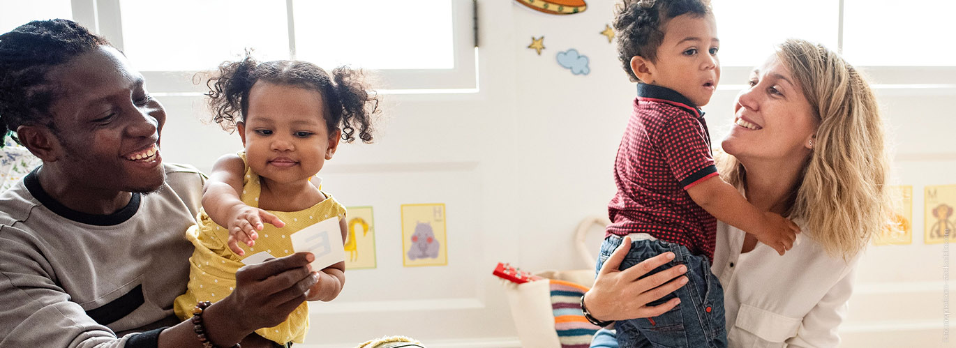 Eltern-Kind-Gruppe: Gemeinsam spielen und sich mit anderen Eltern austauschen Eltern und Kleinkinder in einer Eltern-Kind-Gruppe