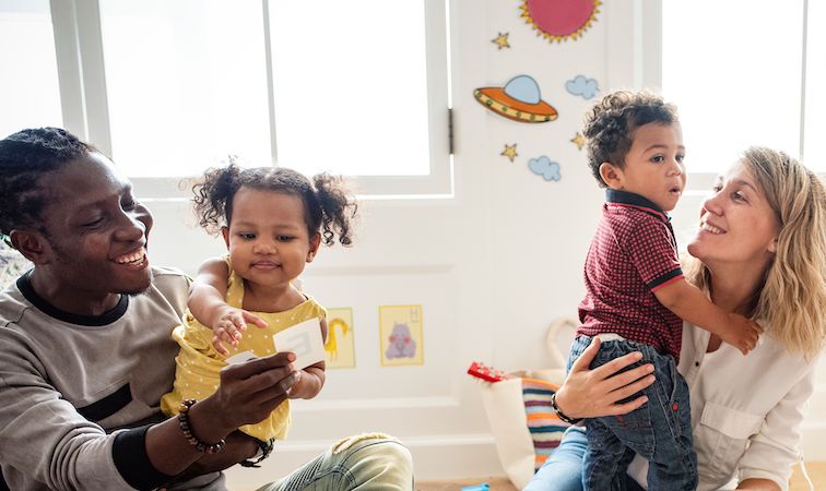 Eltern und Kleinkinder in einer Eltern-Kind-Gruppe