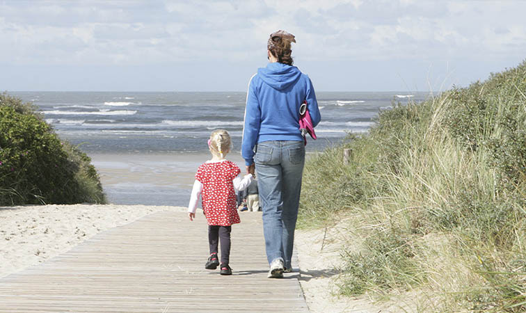 Mutter und Tochter auf dem Weg zum Strand 