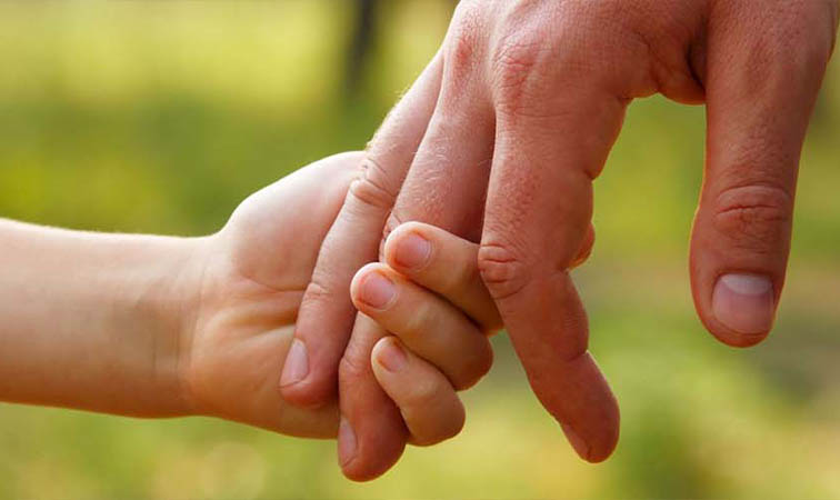 Kinderhand hält Hand eines Erwachsenen