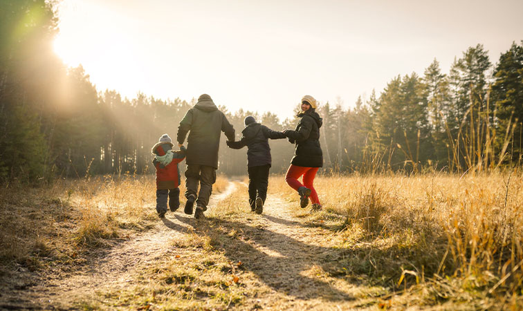 Eine Familie in der Natur