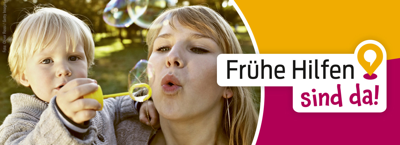 Mobile Angebote erleichtern den Zugang zu den Frühen Hilfen. Foto Mutter und Kind machen Seifenblasen, daneben Logo Frühe Hilfen sind da