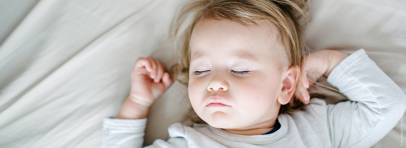 Schlaf ist wichtig für die Entwicklung Ein Baby schläft auf dem Rücken