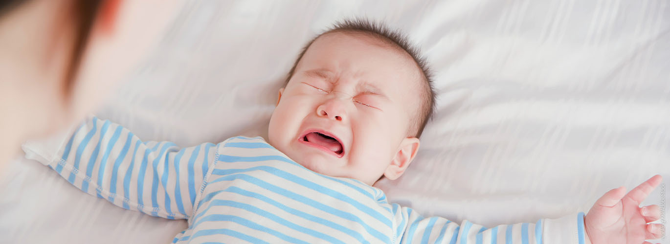 Schreiambulanzen sind spezialisiert auf Babys, die viel schreien Ein Baby liegt auf dem Rücken und schreit