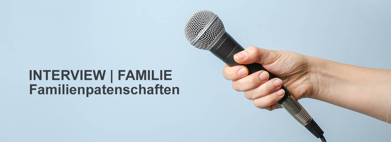 Eine Hand hält ein Mikrofon. Auf dem Hintergrund steht folgender Text: Interview Familie, Familienpatenschaften